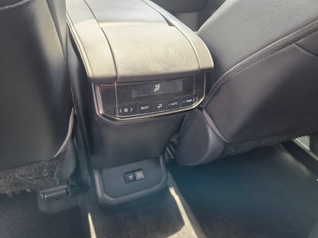 Used 2021 Toyota Highlander XLE FWD image 9