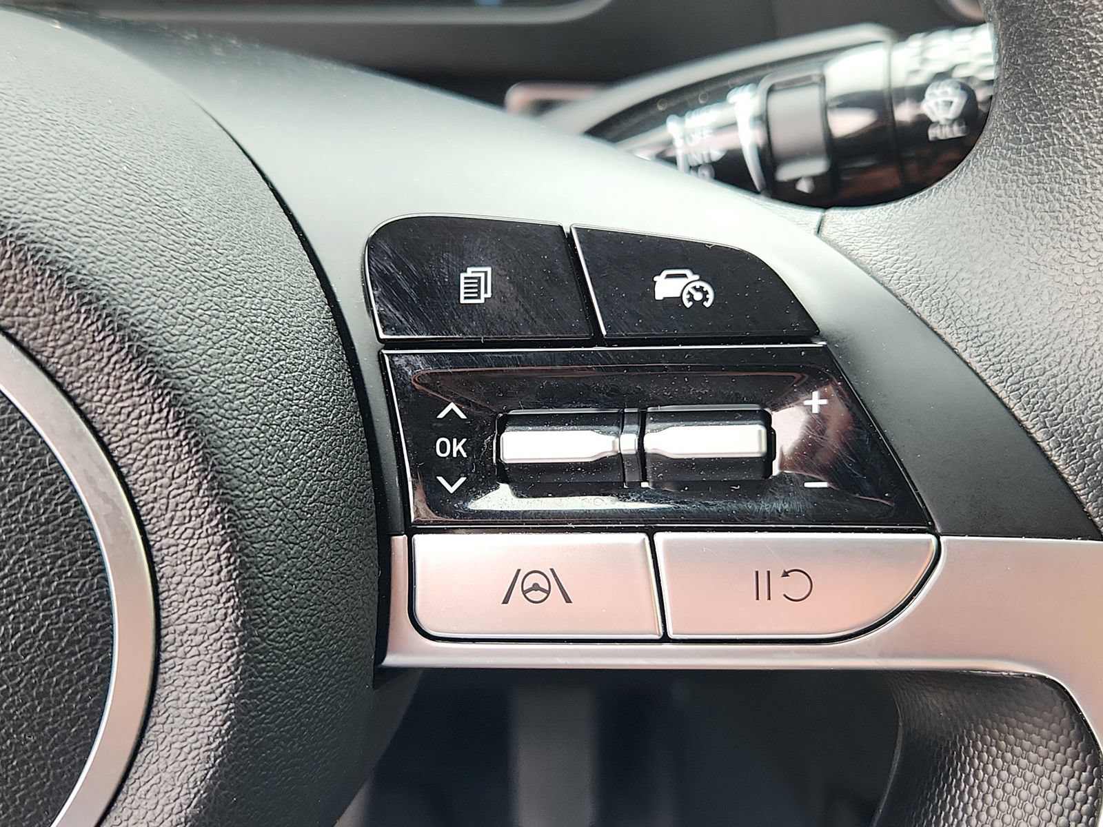 Used 2025 Hyundai Elantra Hybrid FWD image 18