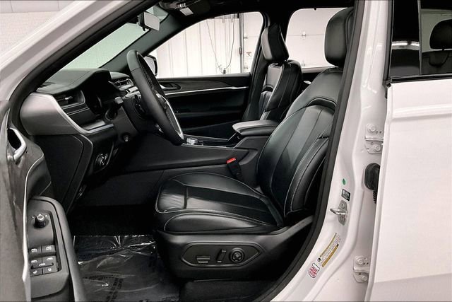 Used 2024 Jeep Grand Cherokee Limited w/ Luxury Tech Group II image 25