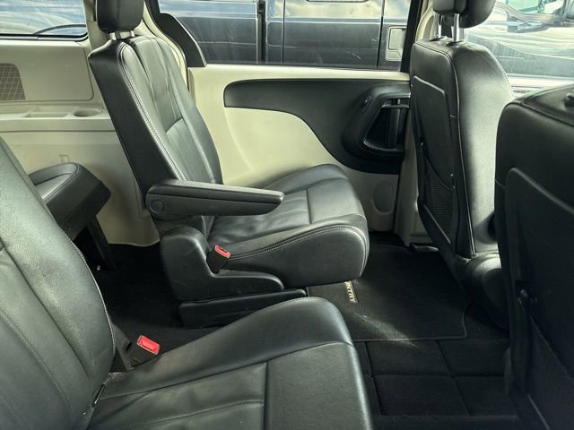 Used 2015 Chrysler Town & Country Touring FWD image 8