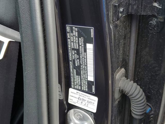 Used 2025 Volvo XC40 B5 Core image 34