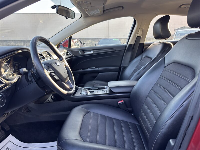 Used 2018 Ford Fusion SE w/ Equipment Group 201A FWD image 23