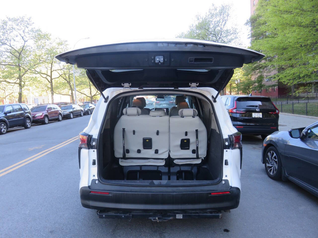 Used 2022 Toyota Sienna LE AWD/4WD image 22