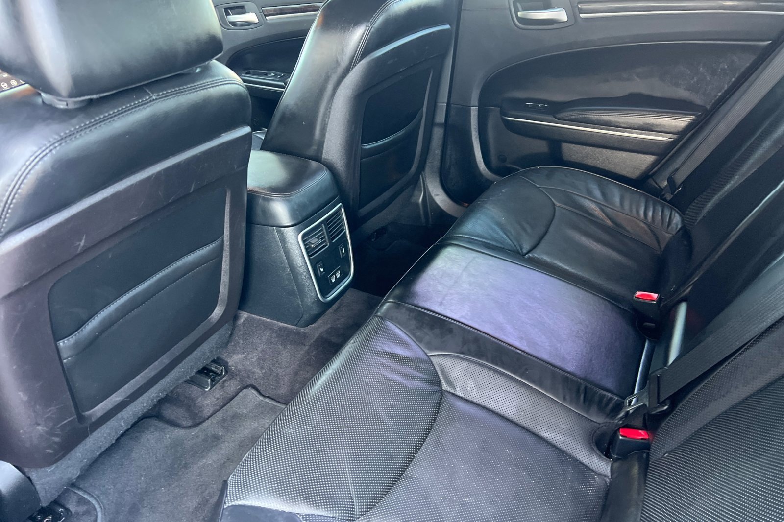 Used 2018 Chrysler 300 Limited image 9