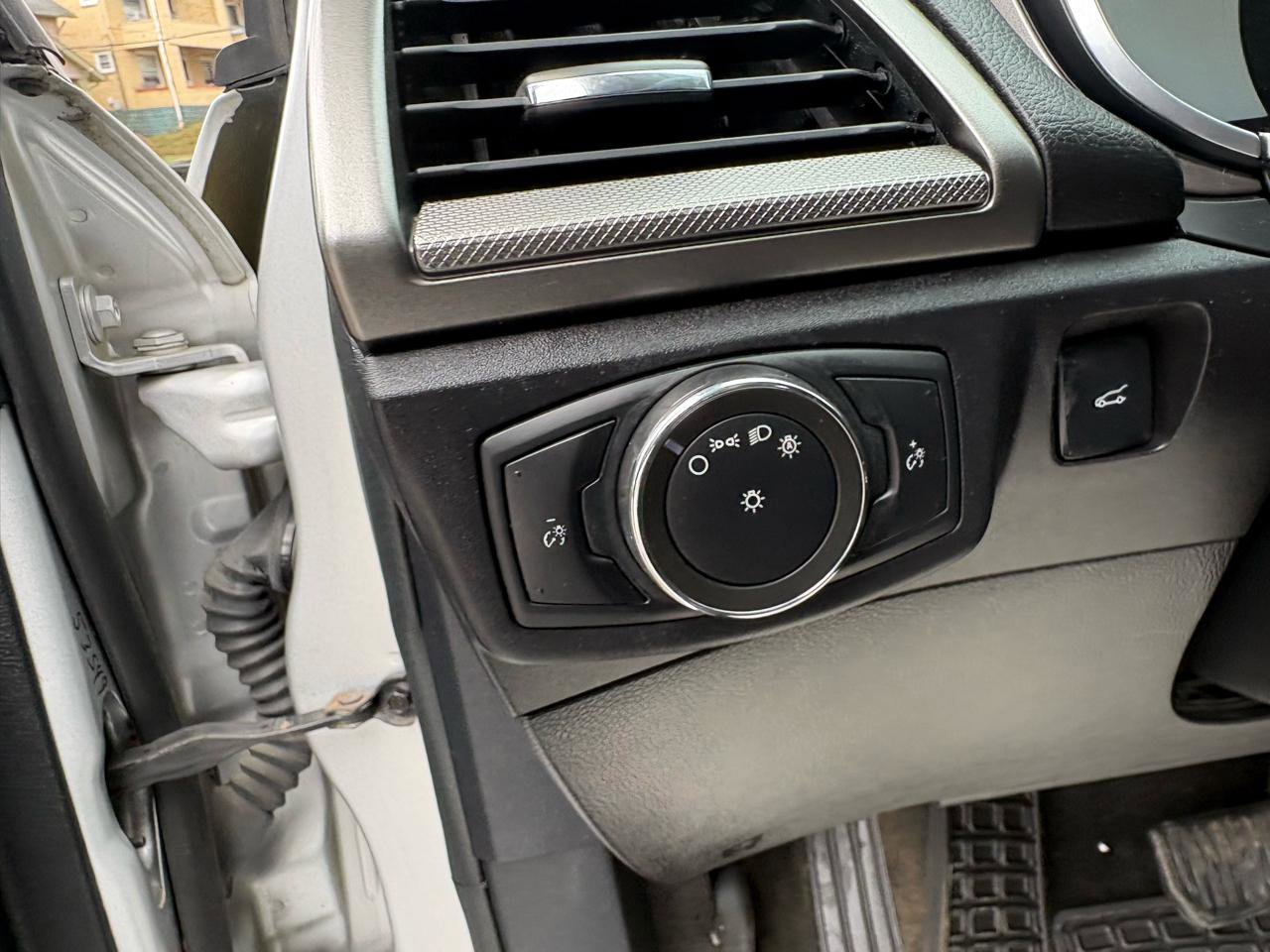 Used 2017 Ford Fusion SE w/ Fusion SE Technology Package image 15