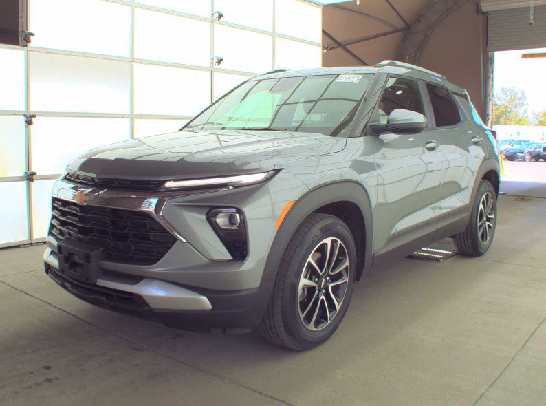 Used 2025 Chevrolet TrailBlazer LT AWD/4WD image 2