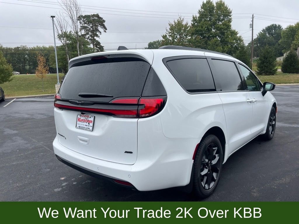 New 2026 Chrysler Pacifica Select w/ S Appearance Package image 6