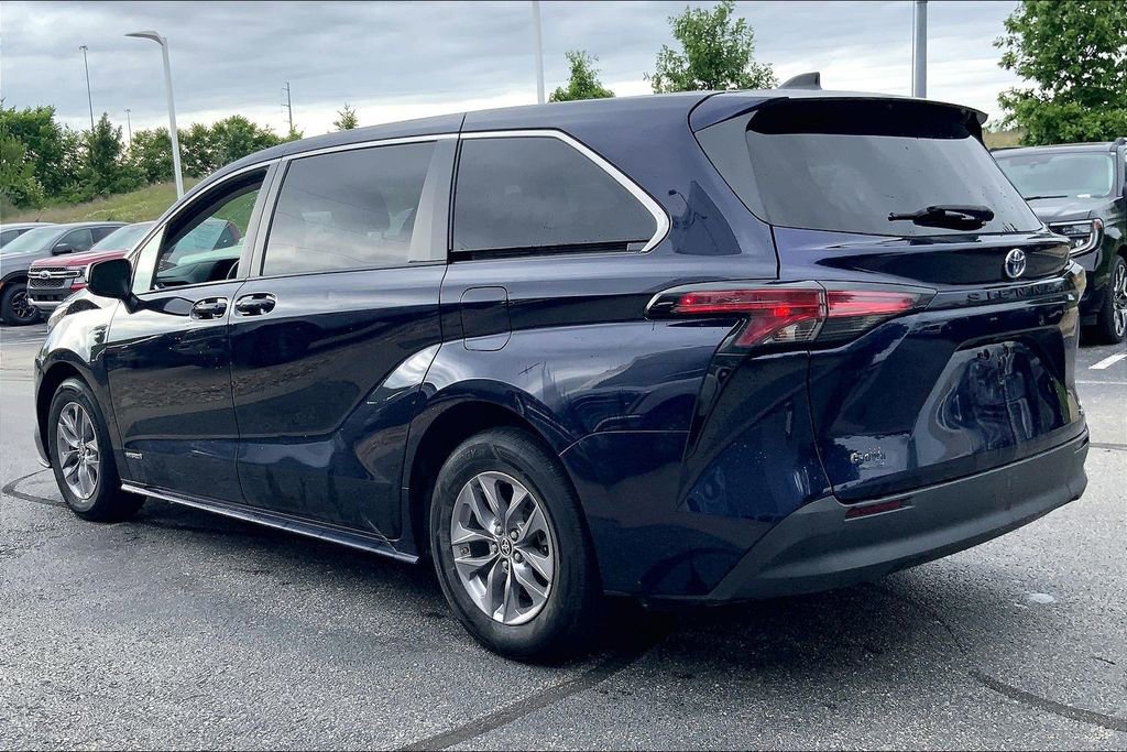 Used 2021 Toyota Sienna LE FWD image 2