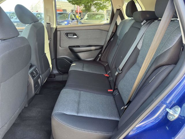 Used 2023 Nissan Rogue SV AWD/4WD image 16