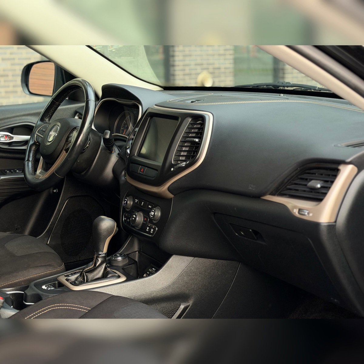 Used 2016 Jeep Cherokee Latitude w/ Cold Weather Group image 9