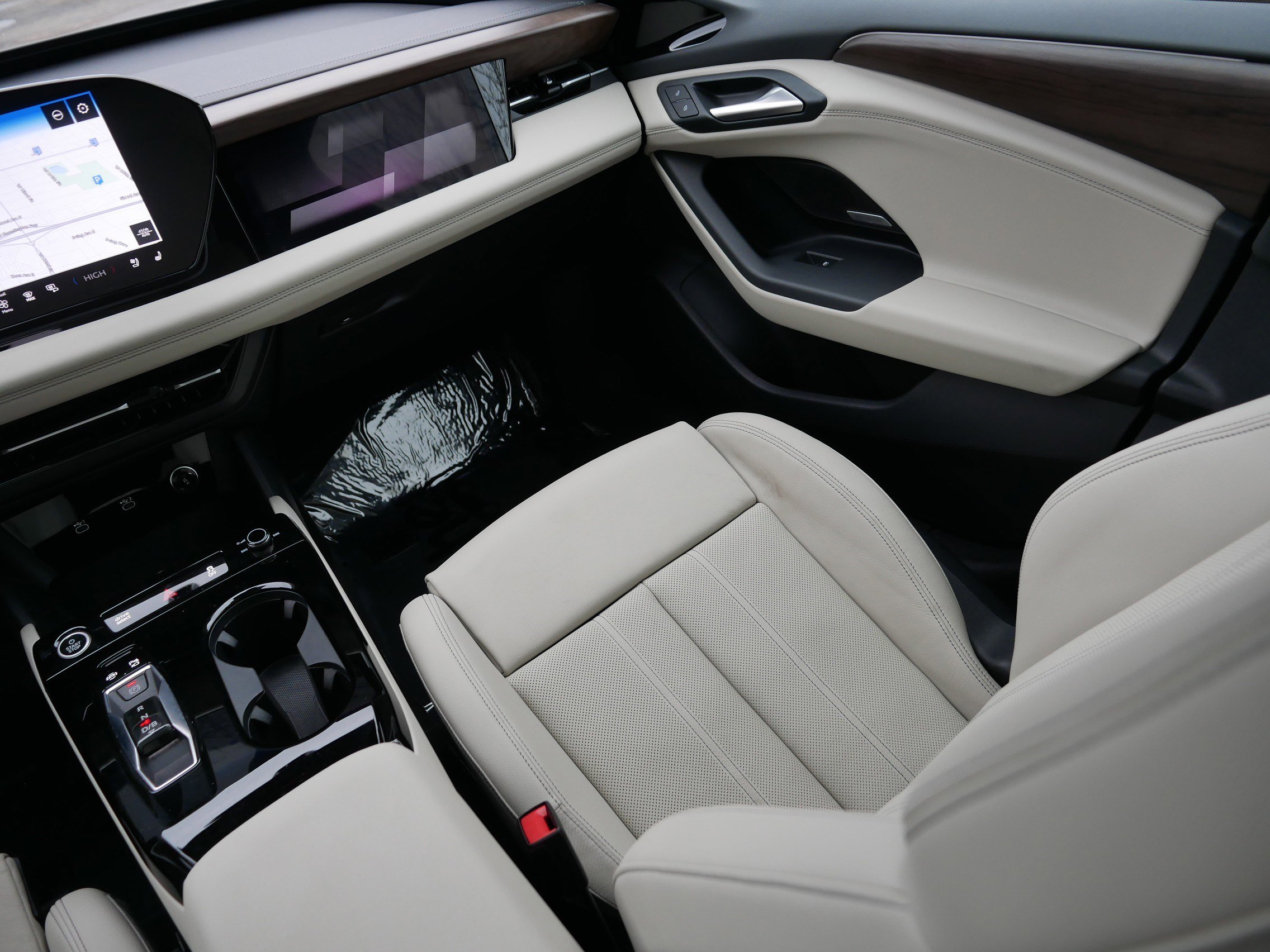 Used 2025 Audi A6 e-tron Prestige w/ Beige Warm Weather Package image 11