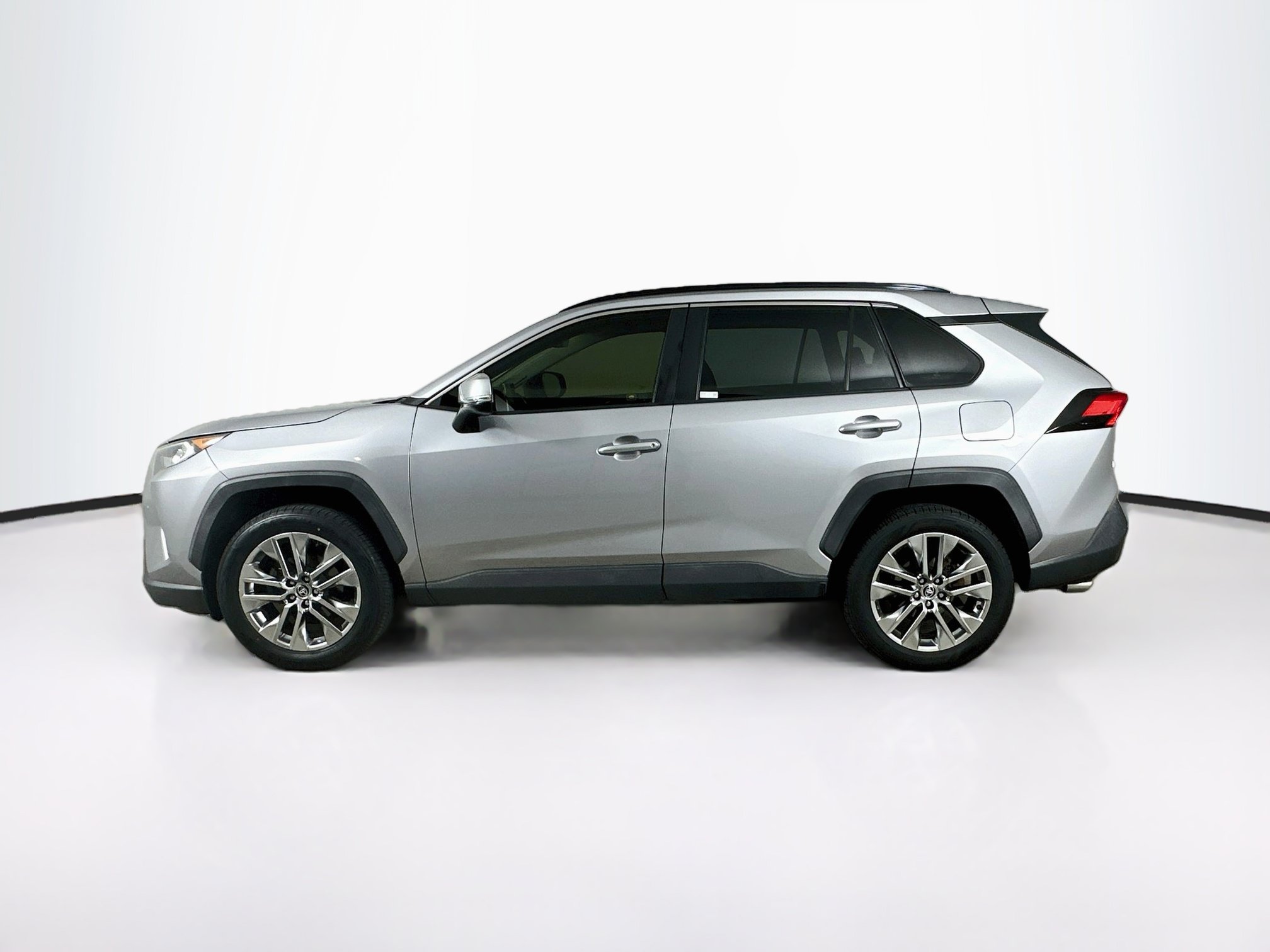 Used 2020 Toyota RAV4 XLE Premium AWD/4WD image 4