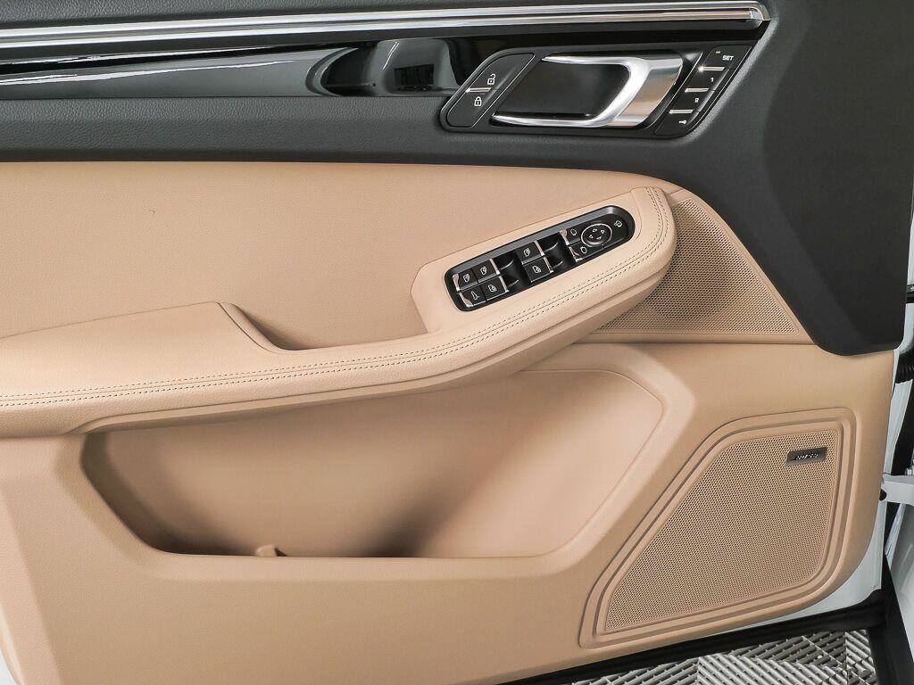 Certified 2026 Porsche Macan Turbo AWD/4WD image 6