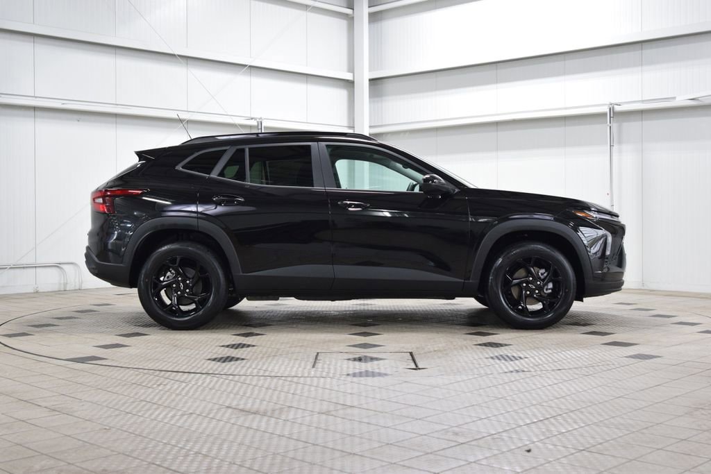 New 2026 Chevrolet Trax LT w/ Midnight Edition FWD image 9