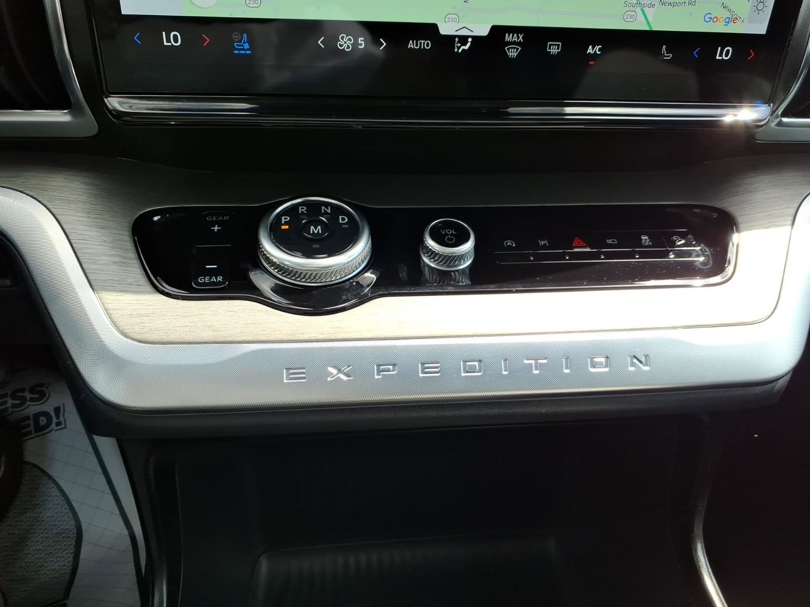 Used 2025 Ford Expedition Platinum AWD/4WD image 18