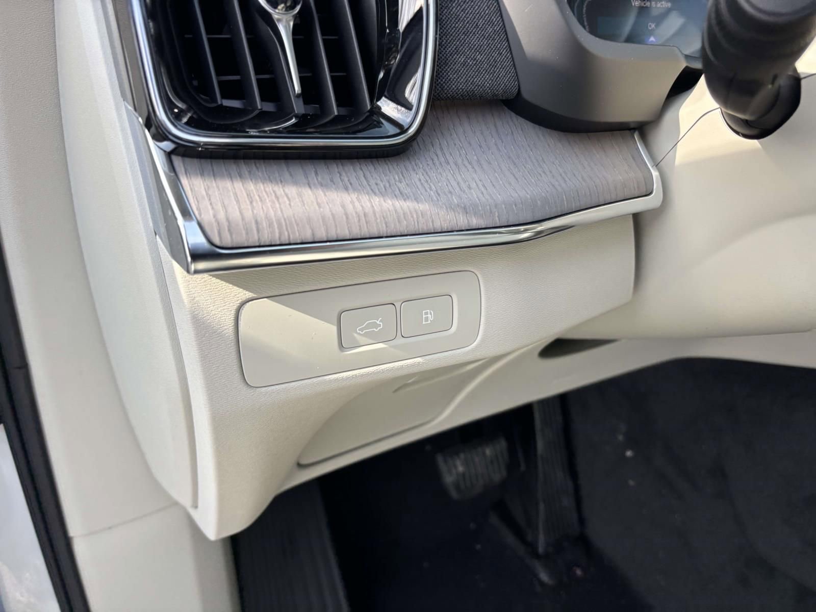 New 2026 Volvo XC90 T8 Ultra w/ Protection Package Premier AWD/4WD image 14