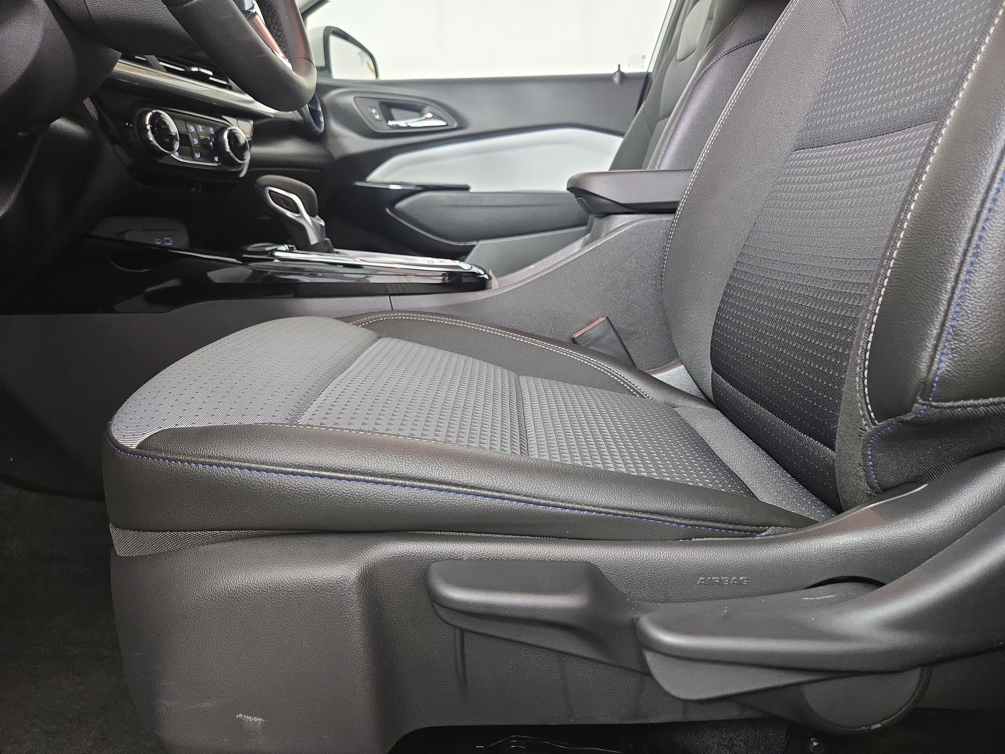 Used 2025 Chevrolet Trax LT w/ LT Convenience Package image 30