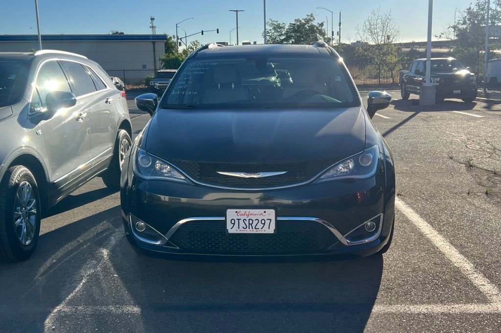 Used 2020 Chrysler Pacifica Limited image 3