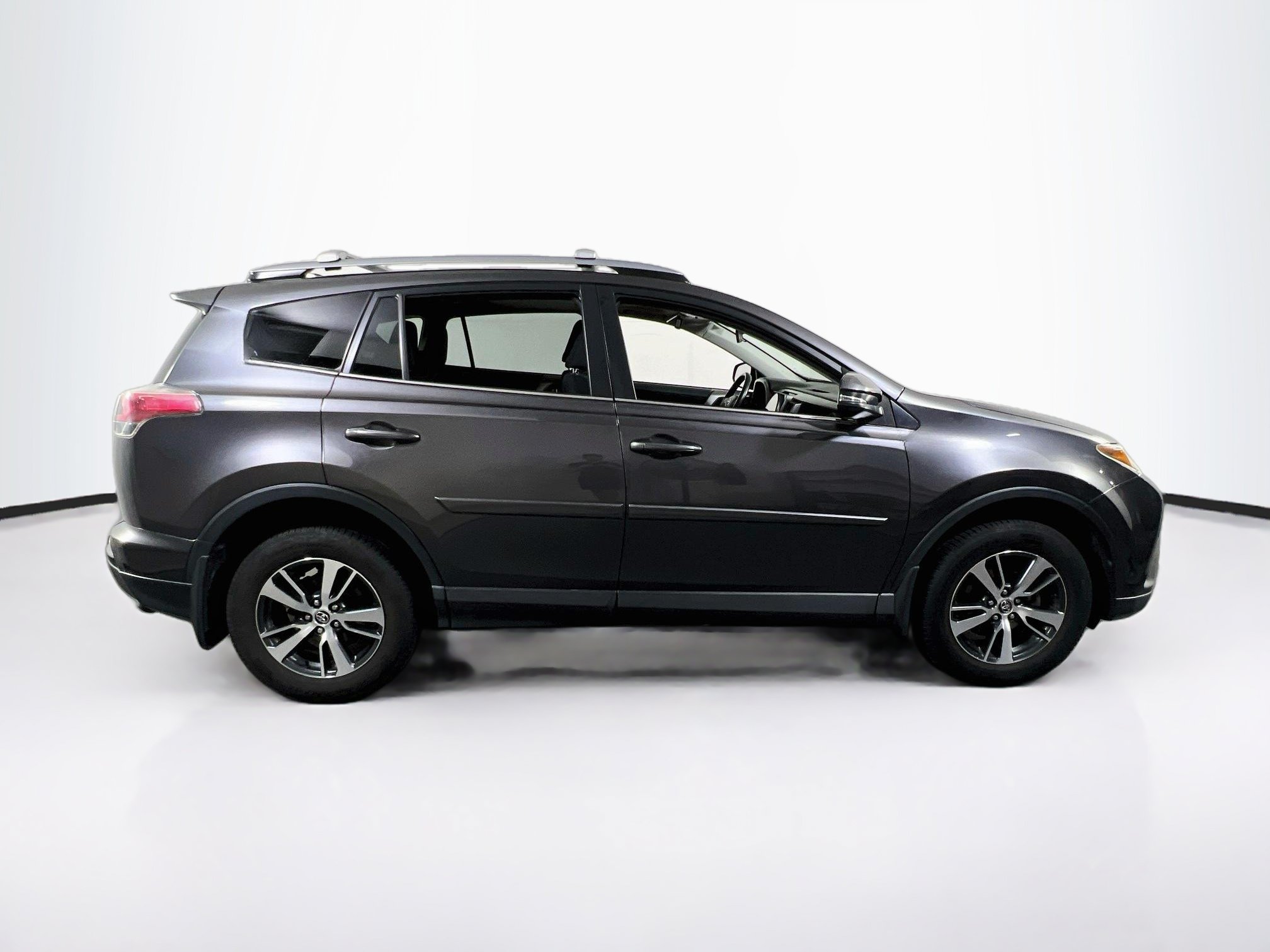 Used 2018 Toyota RAV4 XLE w/ Plus Extra Value Package AWD/4WD image 4