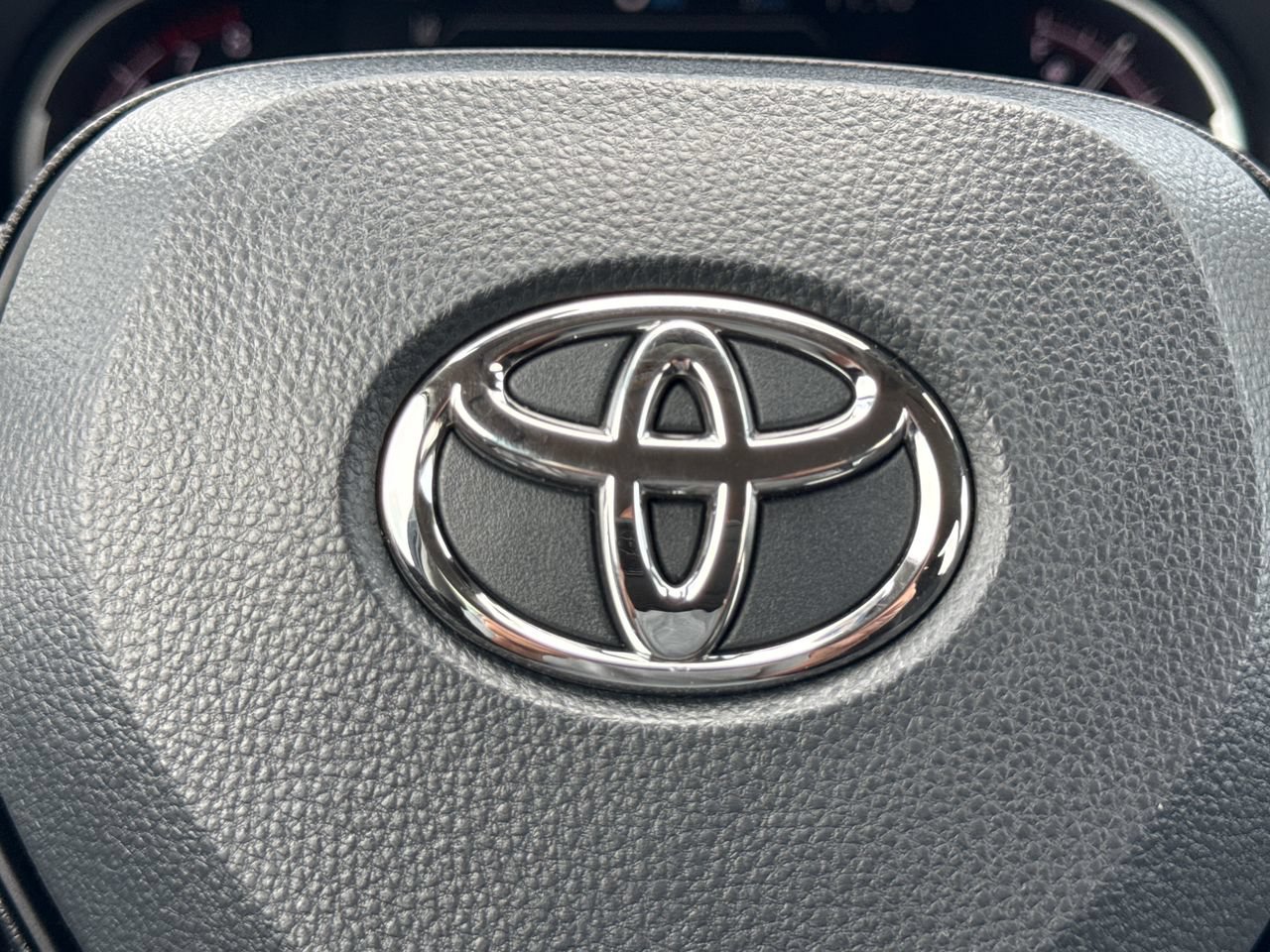 Used 2025 Toyota RAV4 LE AWD/4WD image 28