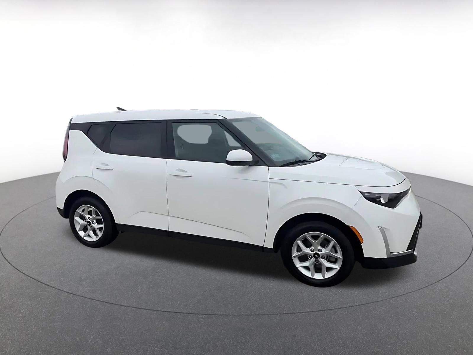 Used 2025 Kia Soul LX w/ LX Technology Package image 2