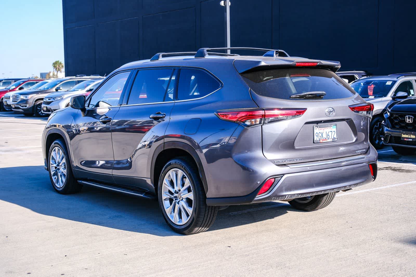 Used 2023 Toyota Highlander Limited FWD image 6