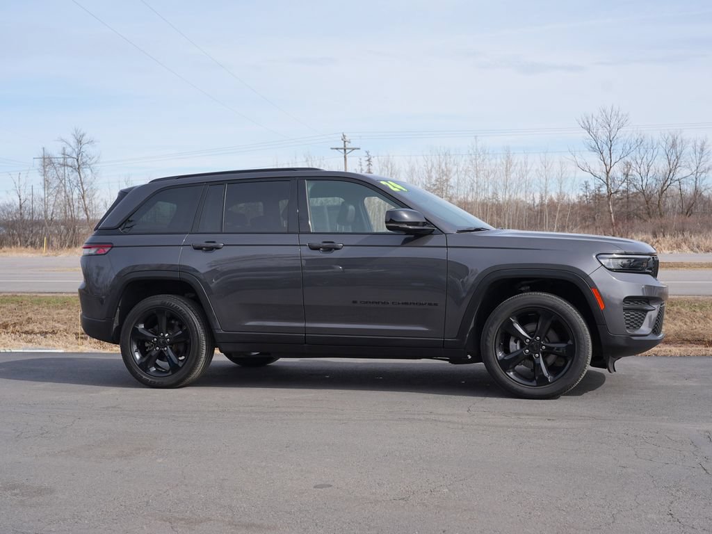 Used 2024 Jeep Grand Cherokee Altitude AWD/4WD image 2