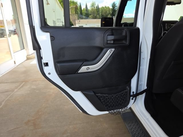Used 2015 Jeep Wrangler Unlimited Sahara w/ Connectivity Group AWD/4WD image 40