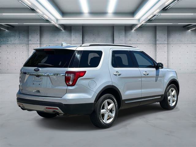 Used 2017 Ford Explorer XLT w/ Equipment Group 202A AWD/4WD image 25