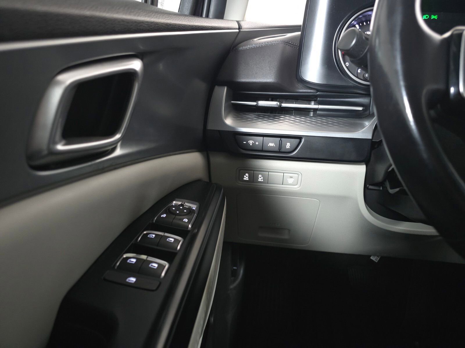 Used 2023 Kia Carnival LX image 33