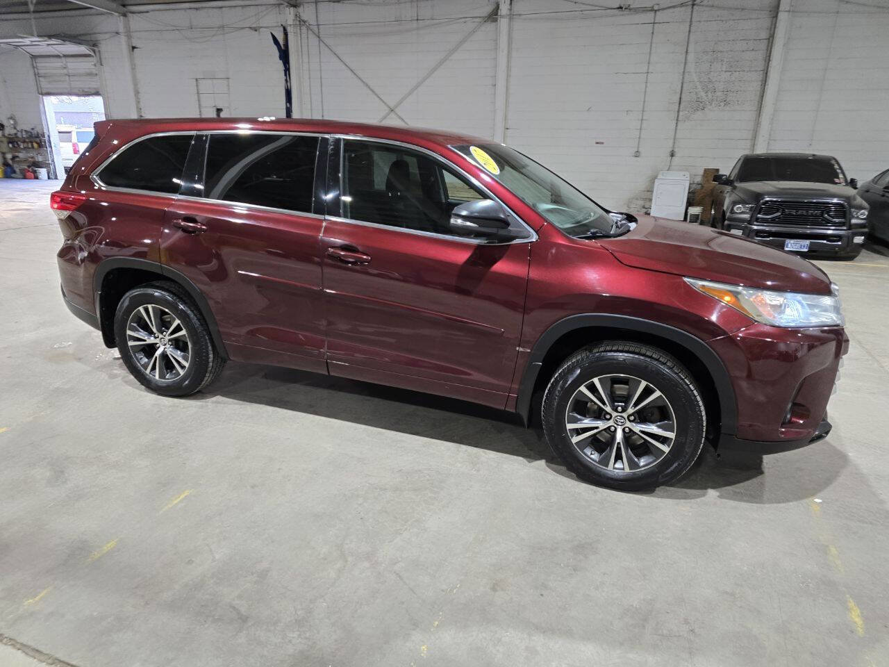 Used 2017 Toyota Highlander LE AWD/4WD image 17