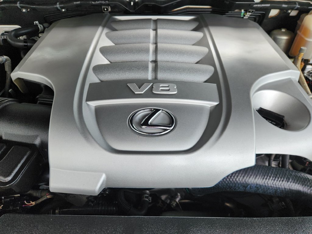 Used 2020 Lexus LX 570 4WD w/ 3rd Row & Luxury Pkg image 32