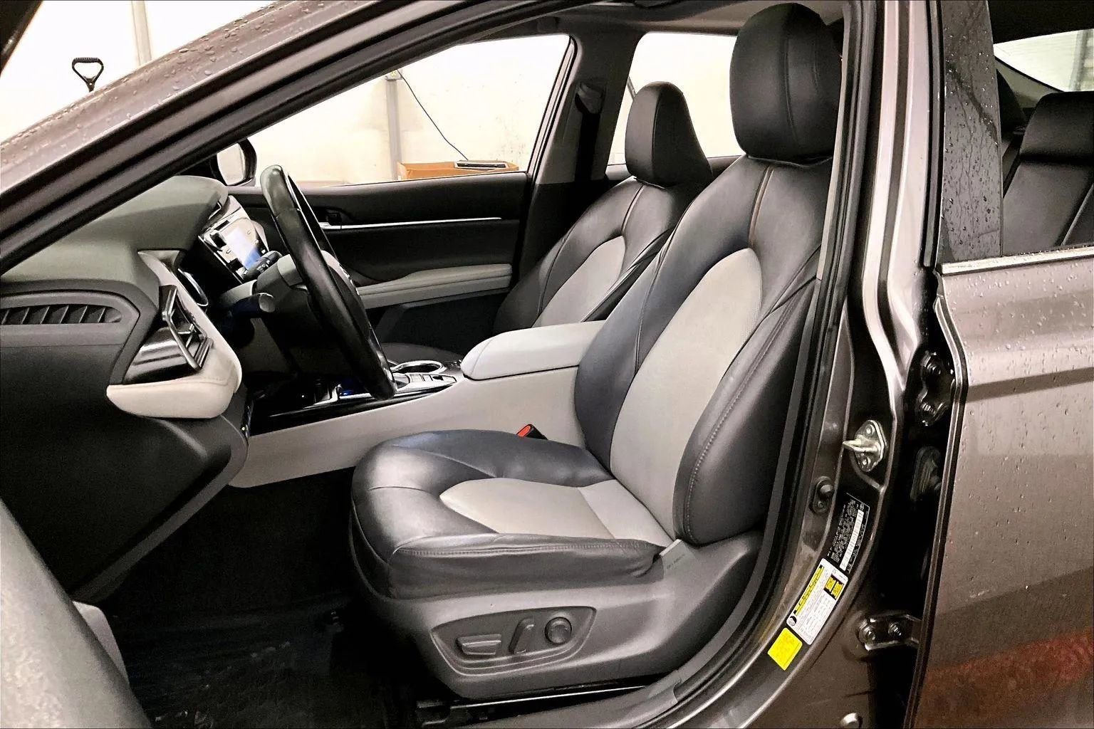 Used 2020 Toyota Camry XLE w/ Sunroof Package image 25