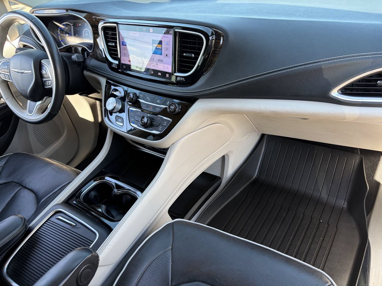 Used 2021 Chrysler Pacifica Limited w/ Uconnect Theater Family Group FWD image 10