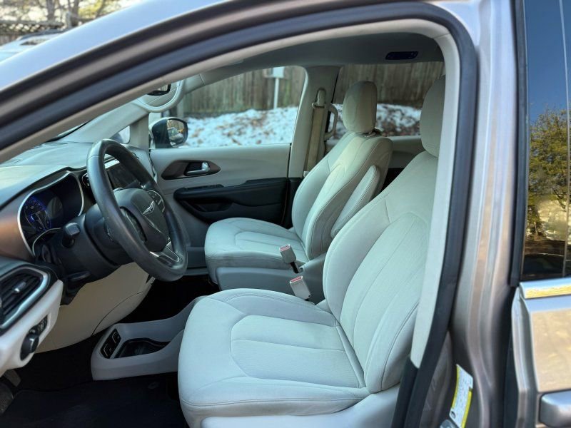 Used 2017 Chrysler Pacifica Touring FWD image 12