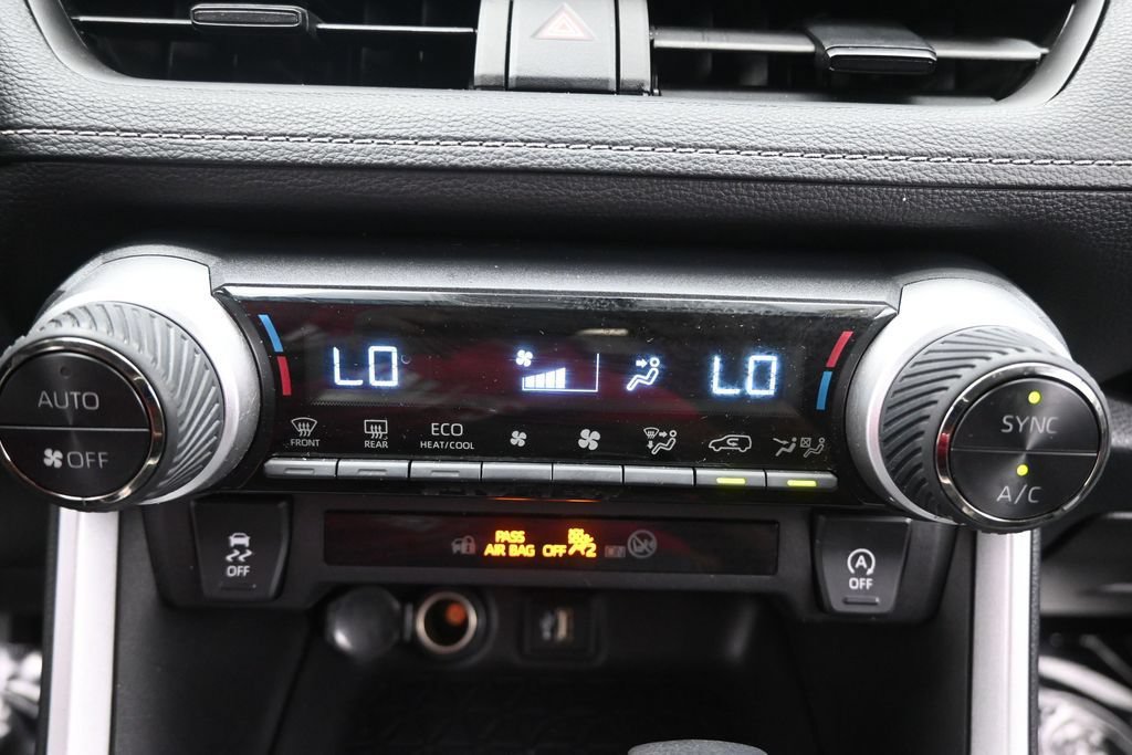 Used 2025 Toyota RAV4 XLE FWD image 31