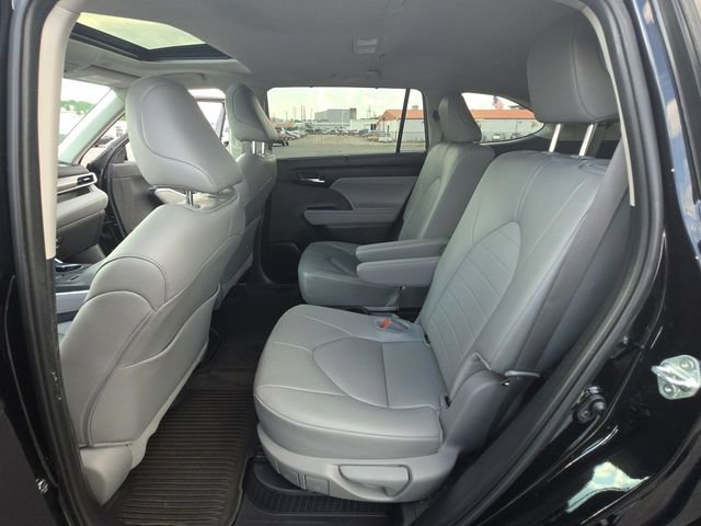 Used 2024 Toyota Highlander XLE AWD/4WD image 22