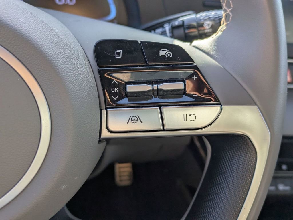 Certified 2025 Hyundai Elantra Sport image 18