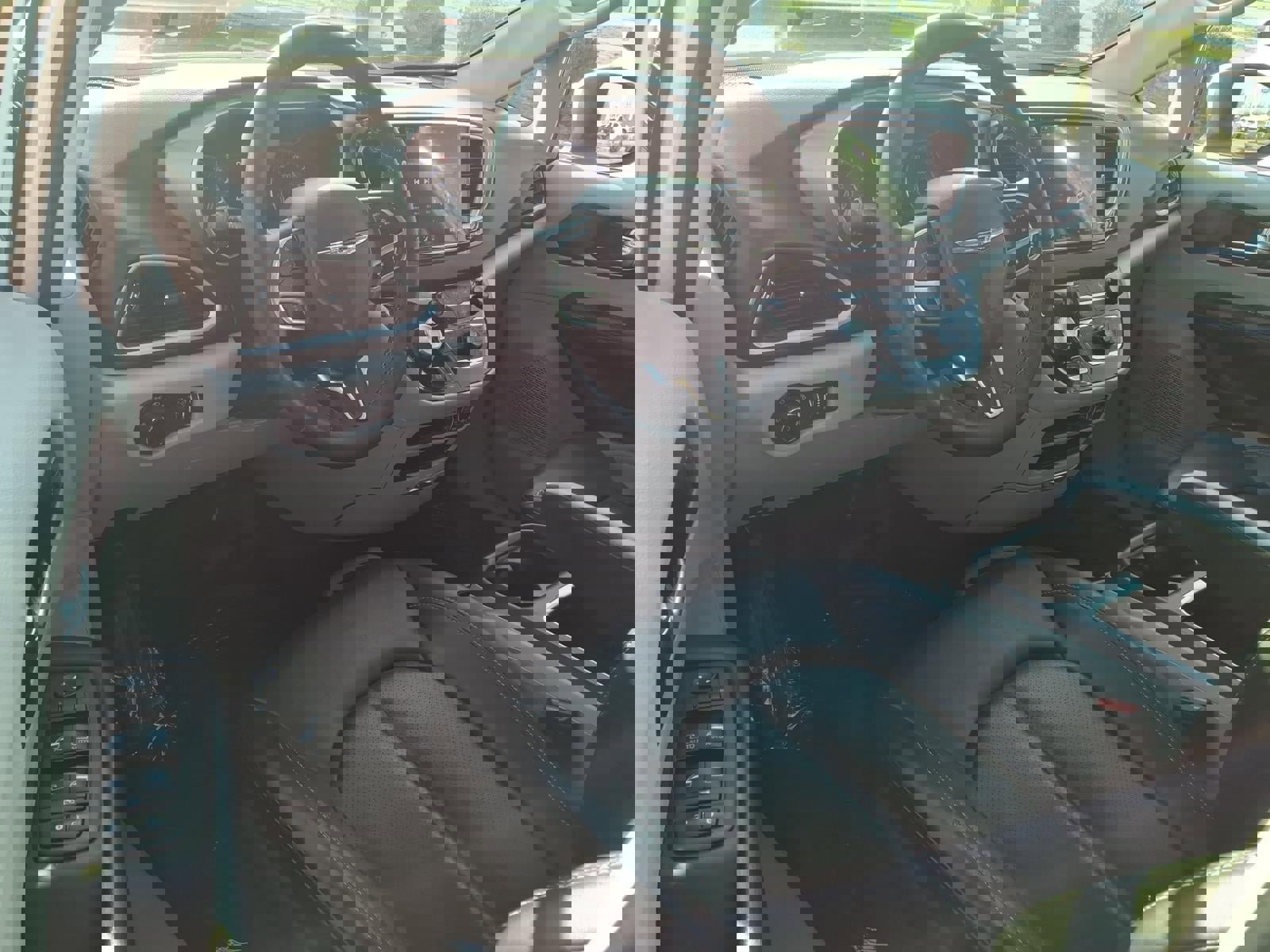 Used 2023 Chrysler Pacifica Touring-L image 6