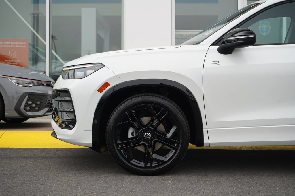 New 2026 Volkswagen Tiguan SE R-Line FWD image 2
