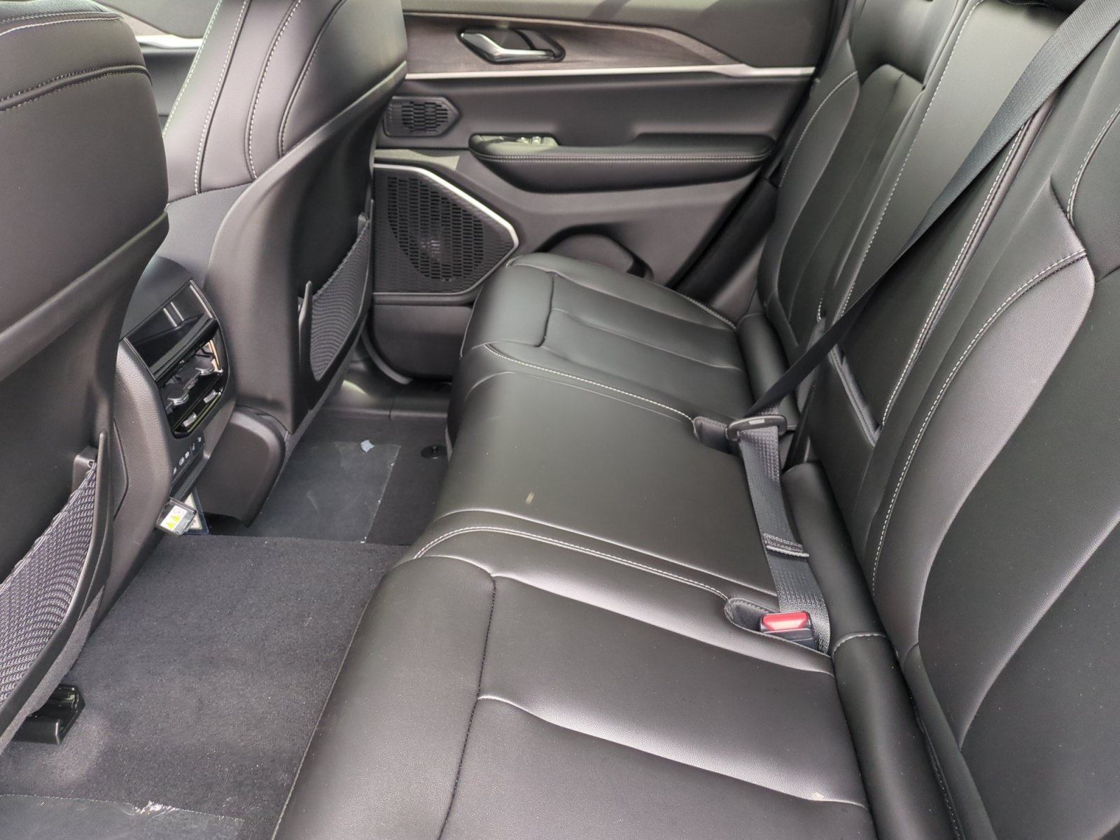 New 2026 Jeep Grand Cherokee Limited AWD/4WD image 17