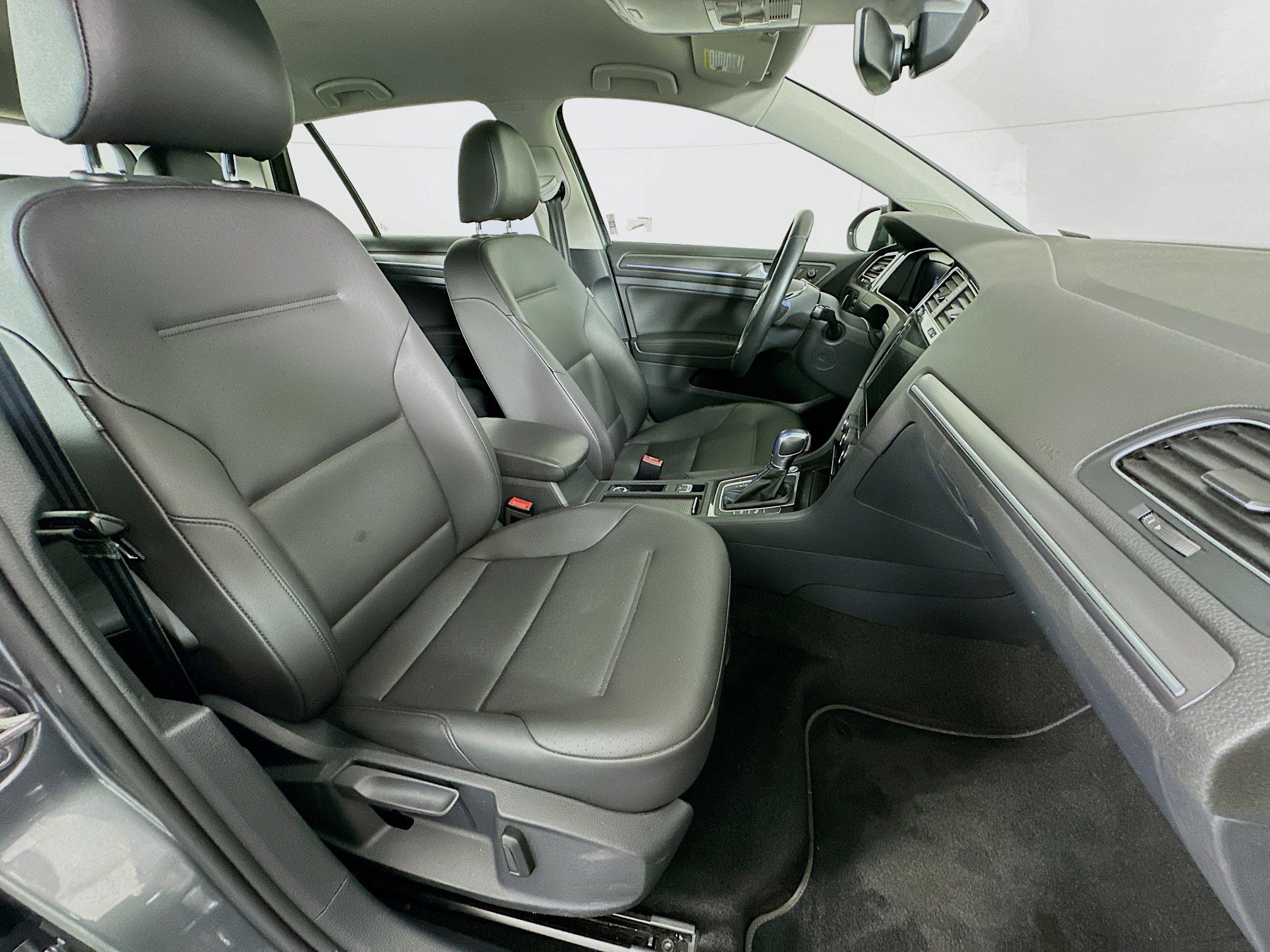 Used 2019 Volkswagen e-Golf SEL Premium FWD image 31