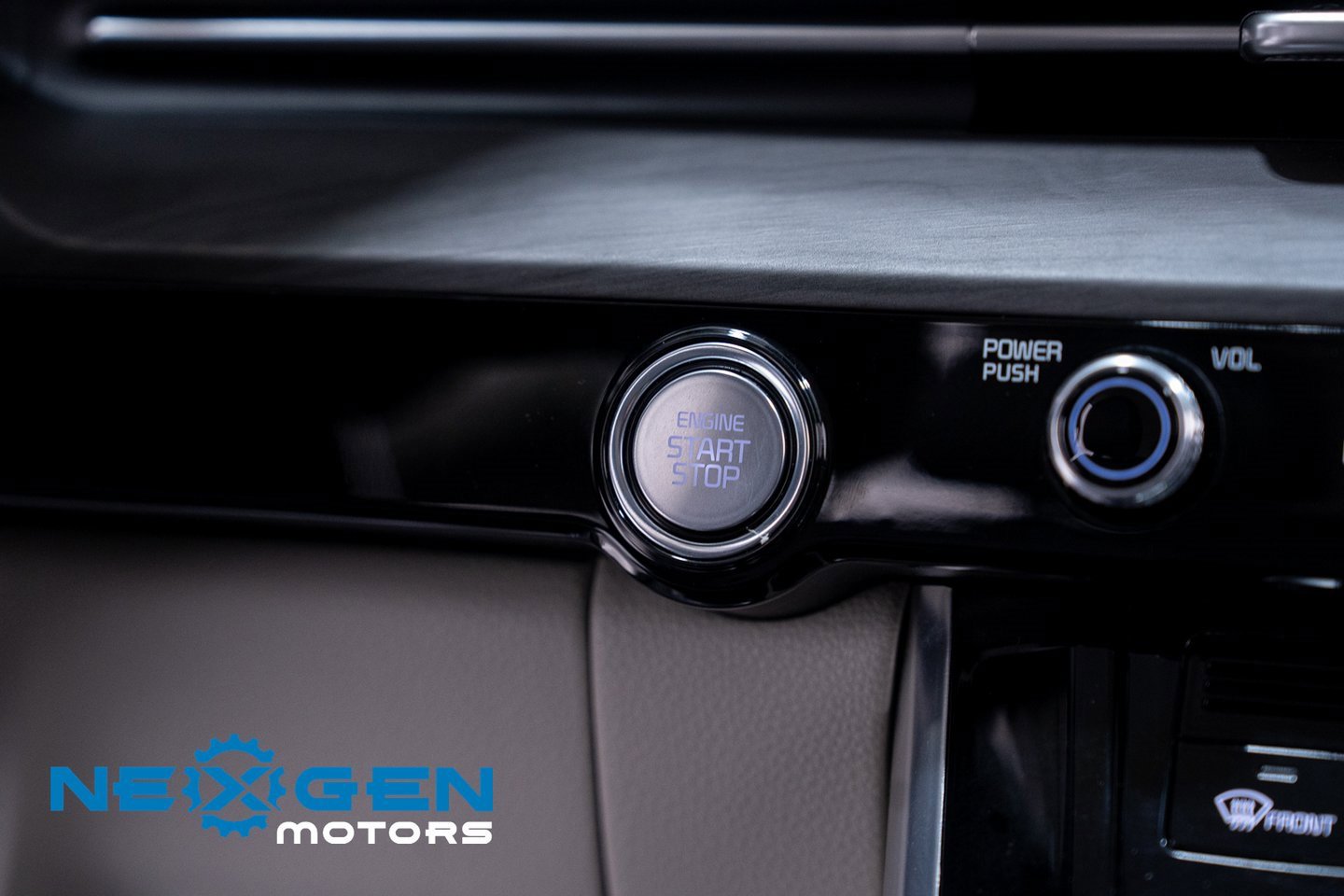 Used 2024 Kia Carnival EX image 14