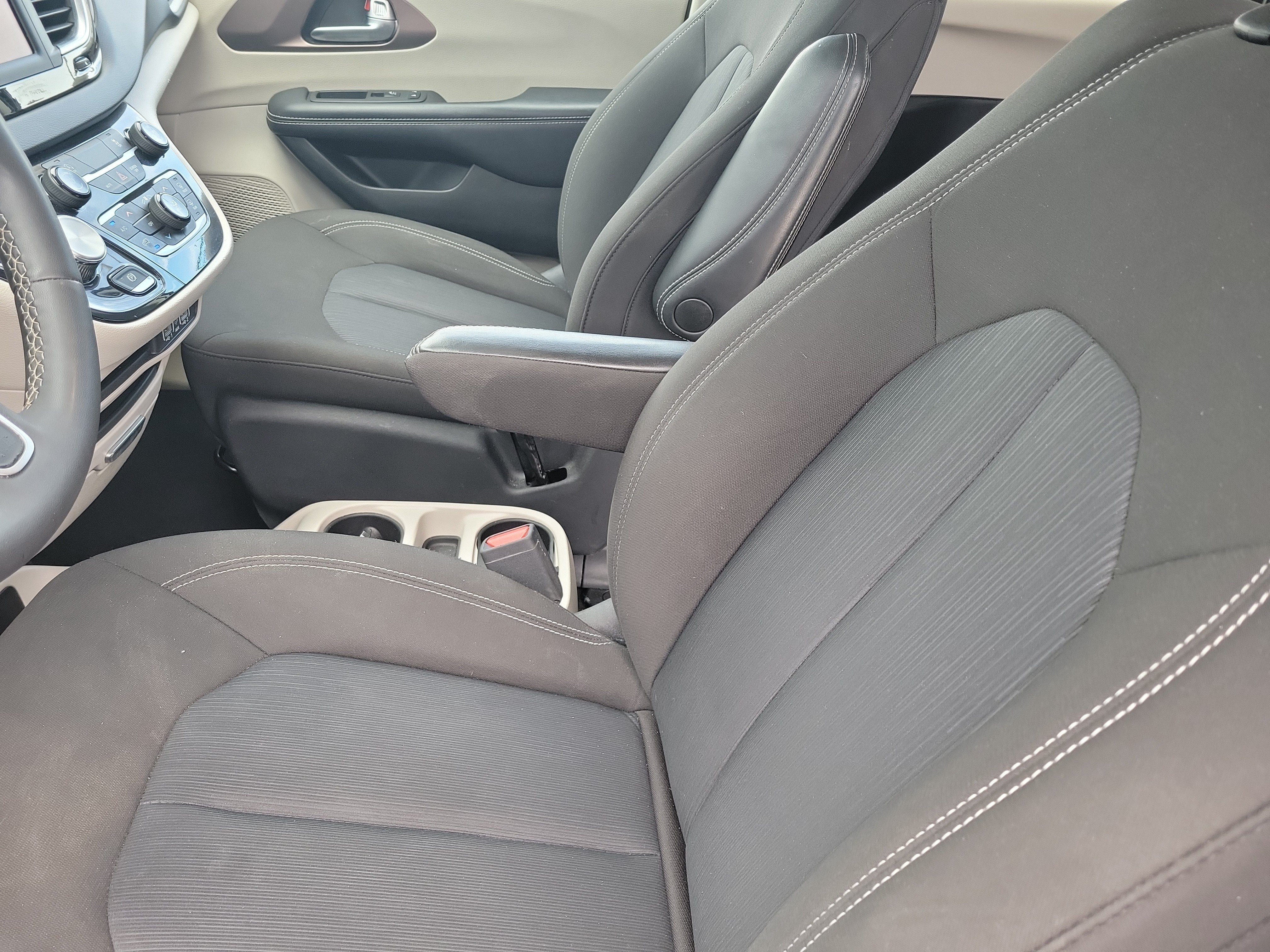 Used 2023 Chrysler Voyager LX FWD image 19