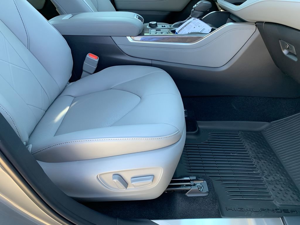New 2025 Toyota Highlander Platinum image 17