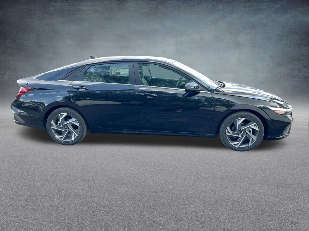 New 2025 Hyundai Elantra Limited image 32