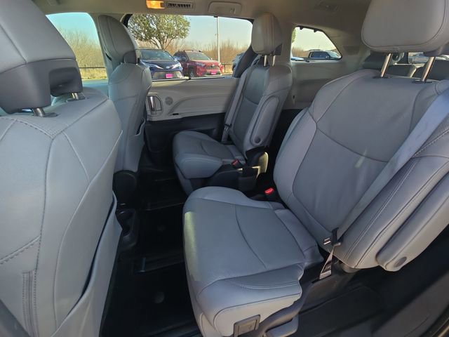 Used 2024 Toyota Sienna Limited image 15
