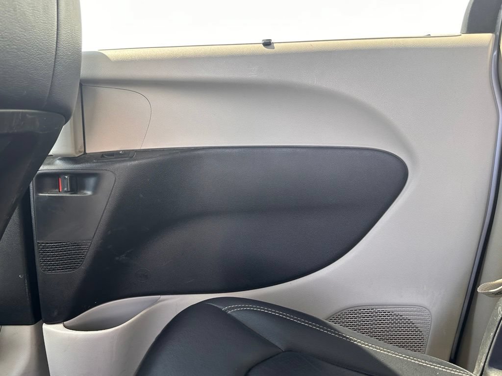 Used 2022 Chrysler Pacifica Touring-L FWD image 19