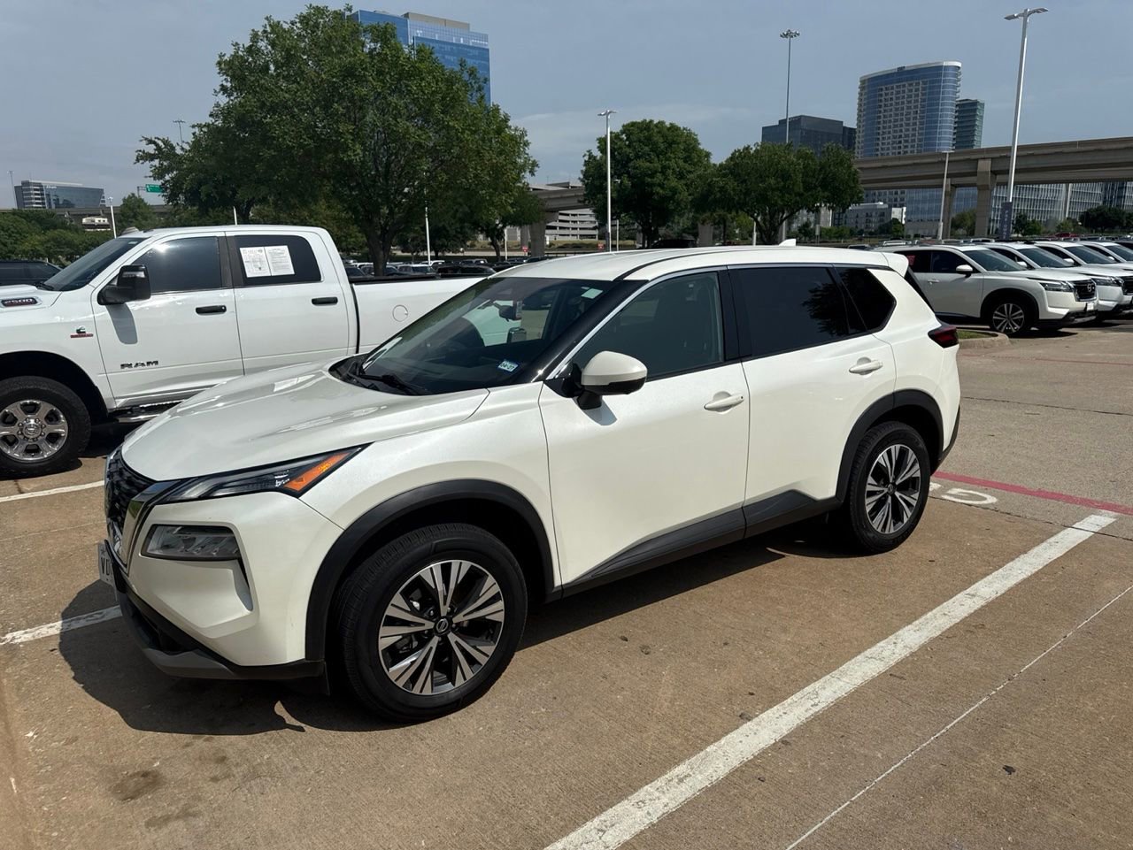 Used 2021 Nissan Rogue SV FWD image 1
