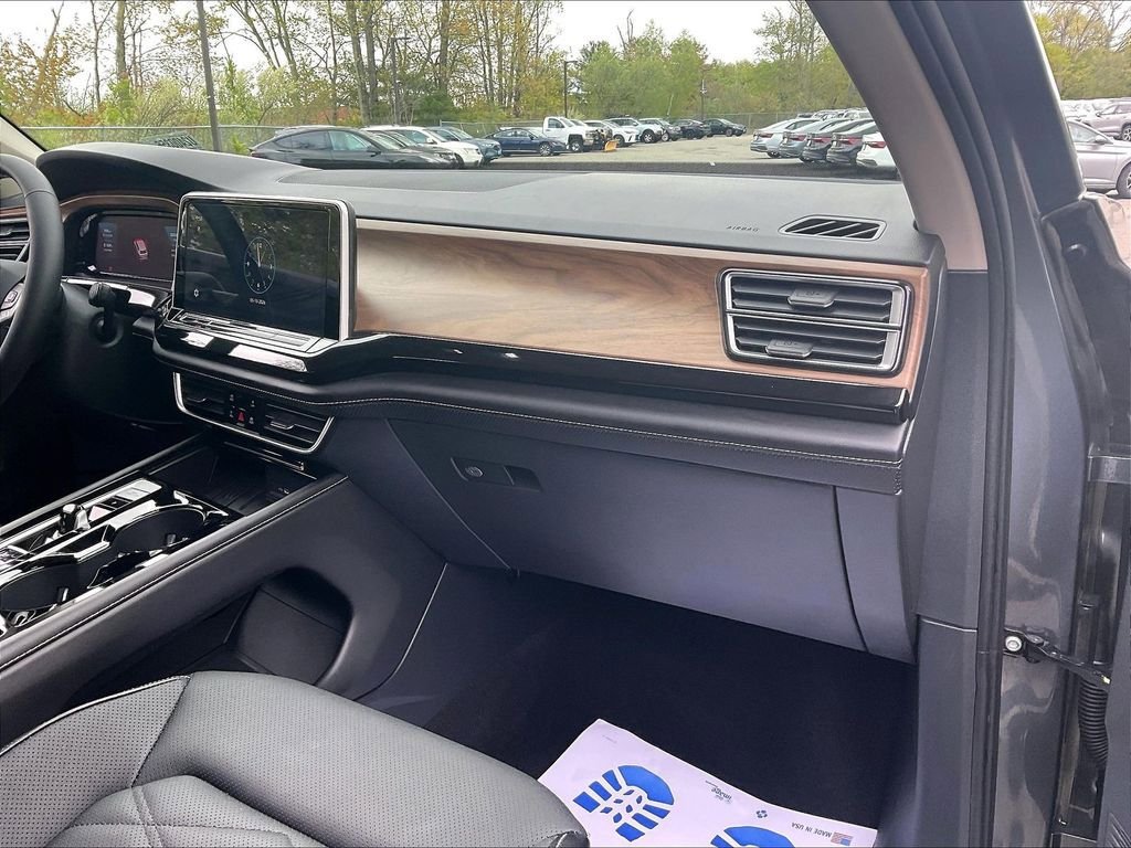 Used 2025 Volkswagen Atlas SE AWD/4WD image 13
